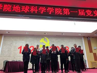 图片包含 人员, 站立, 室内, 红色自动生成的说明 图片包含 人员, 站立, 室内, 红色自动生成的说明